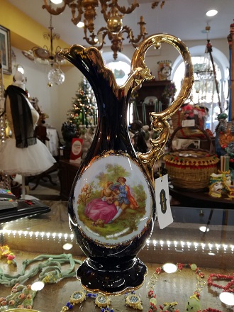 elegante antico bicchiere vaso con ornato foglia decorazione e oro